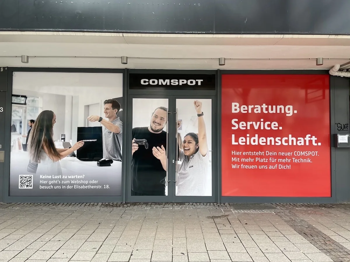 Vollflächige COMSPOT Schaufensterbeschriftung mit Bildmotiv, Text und QR-Code