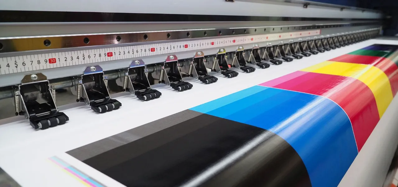 Großformat-Digitaldruck in der KILINC Produktion mit präzise geführten Farbflächen.