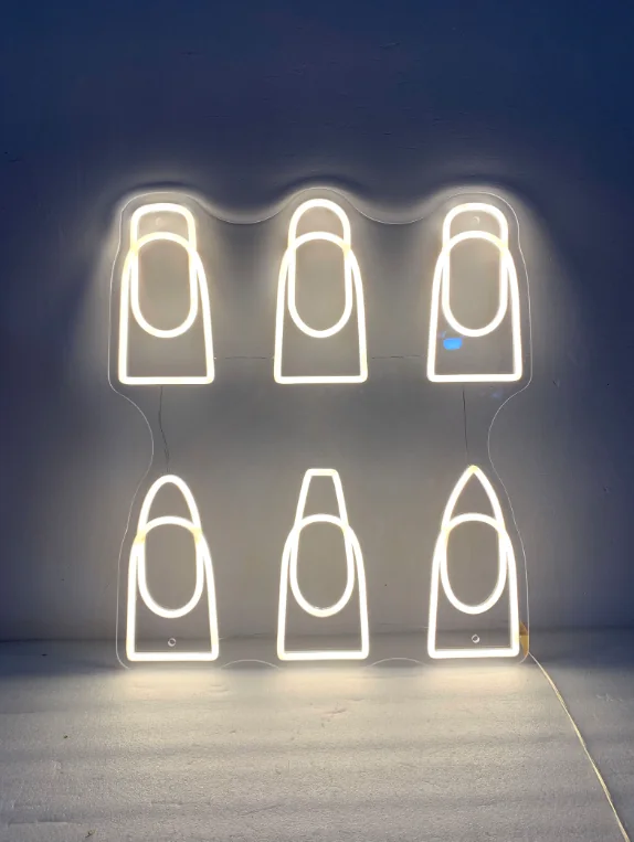Warmweiße LED-Neon-Muster auf transparenter Rückwand