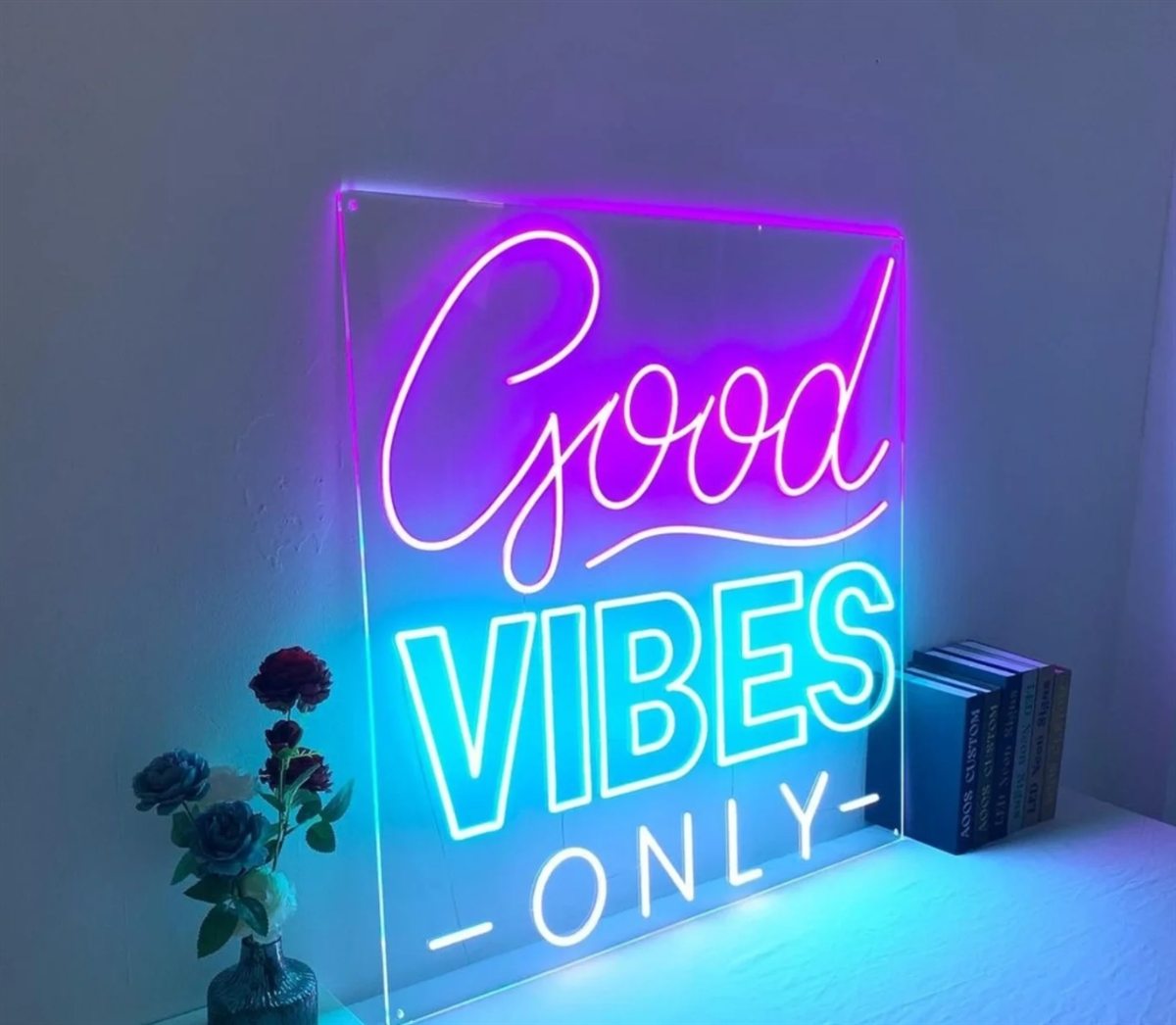 Mehrfarbiges Good Vibes Only Neonschild auf transparenter Rückwand