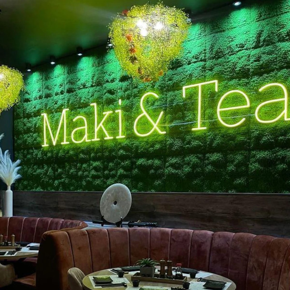 Warmweißes Neonschild als prägender Blickfang in einem Restaurant