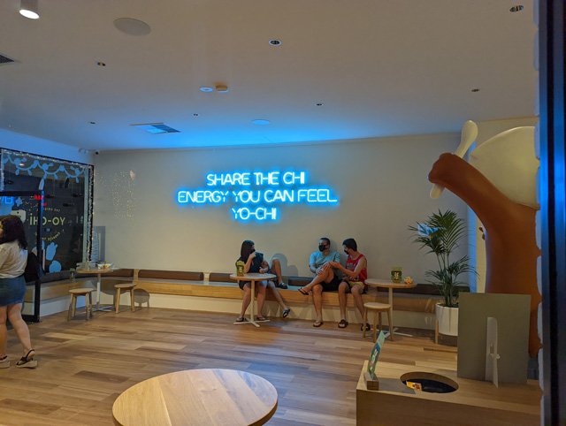 Blauer Neon-Schriftzug als Blickfang in einem modernen Innenraum