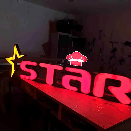 Rot leuchtende plastische Sternform mit weißer Lichtkante bei der Werkstattprüfung