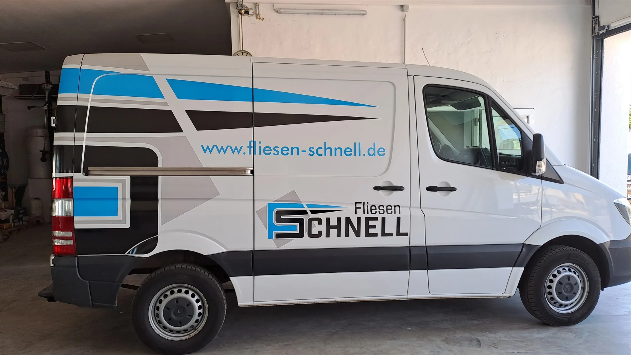 Seitenansicht einer realen KILINC Transporterbeschriftung mit klar gegliederten Marken- und Kontaktflächen.
