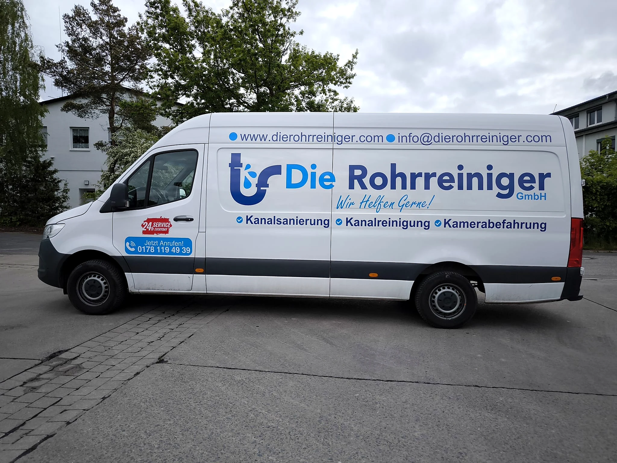 Seitlich beschrifteter Mercedes Sprinter der Rohrreiniger GmbH